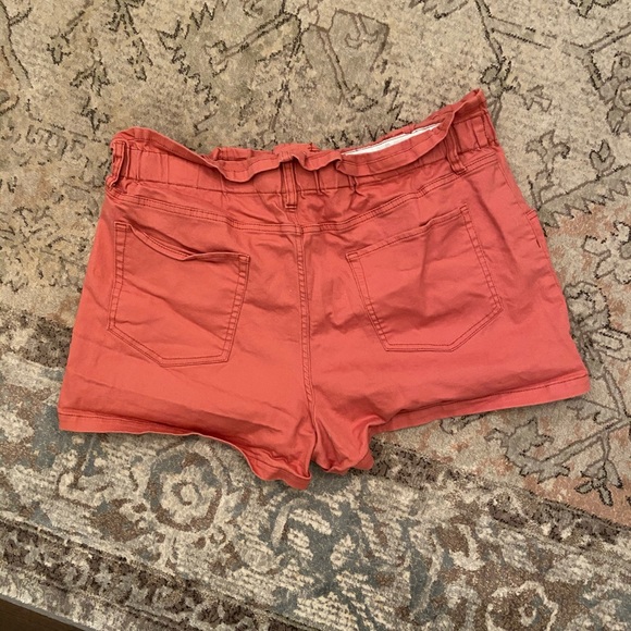 High waisted stretchy shorts - Picture 2 of 3
